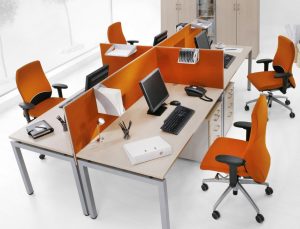 Modernes Arbeiten im Großraumbüro: Schallschutz für mehrere Mitarbeiter durch kleine Trennwände, damit verbunden ein gewisses Maß an Privatsphäre (#1)