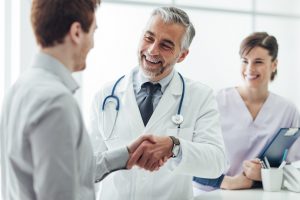 Die ärztliche Einstellungsuntersuchung ist in Frankreich Pflicht: sie soll sicherstellen, dass das Personal für die gewählte Position gesundheitlich geeignet ist. (#02)