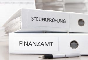 Unter Umständen kann ein Anspruch auf Schadensersatz bestehen: Wenn der Steuerberater einen Fehler gemacht hat, der einen Schaden in Ihrem Unternehmen hervorgerufen hat. (#01)