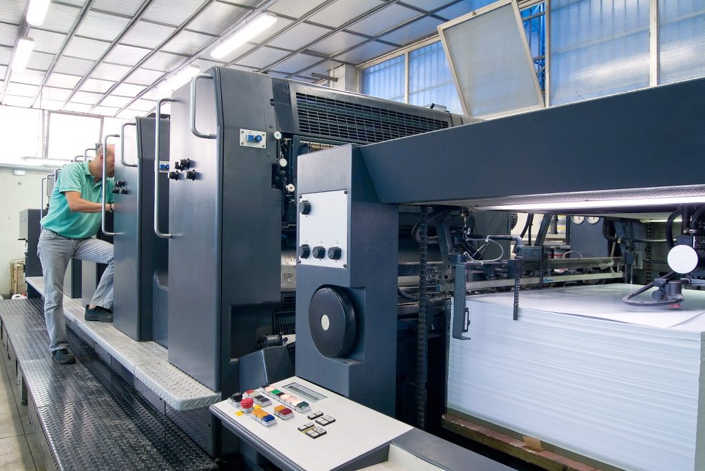 Unternehmen, die ihren Produktionsstandort also nicht in Länder mit niedrigerem Lohnniveau verlagern, sondern alternativ auf Produktivitätssteigerung und Prozessoptimierung durch Automatisierung setzen, verschaffen sich am gewohnten Standort Vorteile, die den Gang ins Ausland überflüssig machen können. (#02)