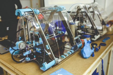Der 3D-Druck nimmt in der Fertigung heute eine immer wichtigere Position ein. Dies hat vor allem Kostengründe, da die Fertigung auf diese Weise in vielen Punkten deutlich vereinfacht werden kann.