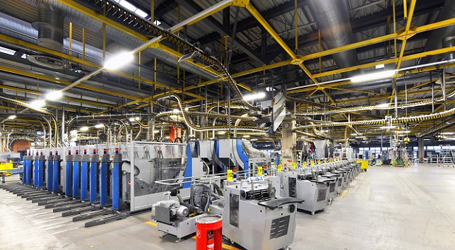 Die Höhe von Industriehallen ist oft das Hauptproblem: Mehrere Stockwerke hoch, hat die Luft viel Raum, um nach oben zu steigen. Gleichzeitig sind Beleuchtungen weiter entfernt.(#02)