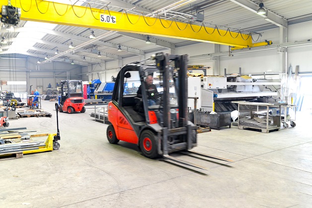 Viele Industriehallen haben oberhalb der benutzten Fläche viel freien Raum – ideal, um Dämmungen zu installieren und die Decke abzuhängen. (#03)