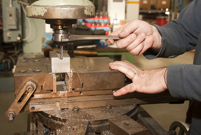 Damit die benötigte Druckluft zum Spannen und Lösen an das Spannfutter herangeführt werden kann, muss an der Rückseite der Maschinenspindel eine Drehdurchführung befestigt werden. (#02)