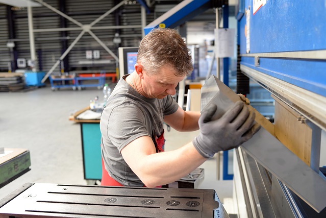 Sicken, welche als rinnenförmige Vertiefungen auf dem Blech sichtbar sind, werden entweder manuell oder maschinell hergestellt und finden in zahlreichen Industriezweigen Anwendung, (#03)