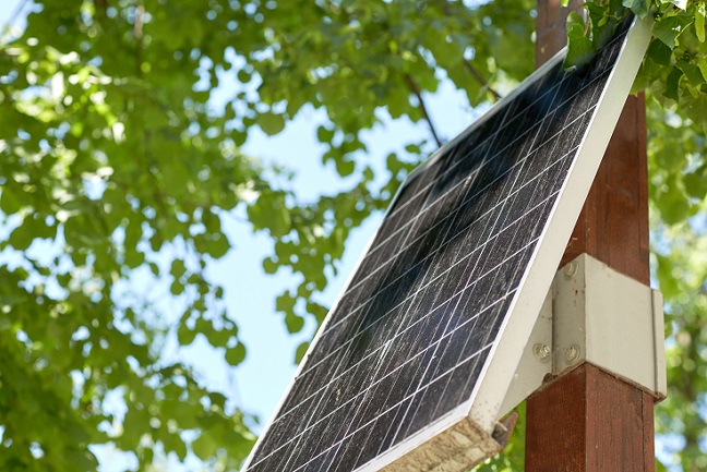 Wer Solarzellen nur von den großen Feldern oder Hausdächern kennt, der wird nicht schlecht staunen, dass es die schwarzen Paneele auch im handlichen Format gibt. (#01)