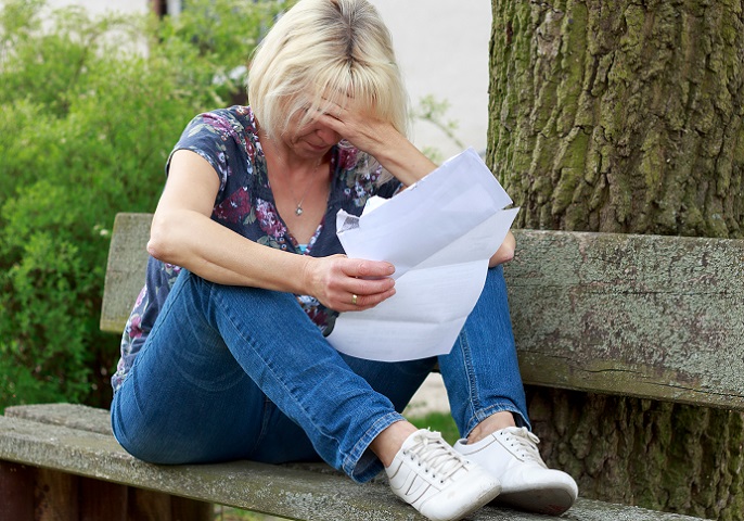Die außerordentliche Kündigung wird im Volksmund oft mit der “fristlosen Entlassung” gleichgesetzt. Eine fristlose Entlassung beendet das Arbeitsverhältnis unverzüglich und ohne Kündigungsfrist. (#01)