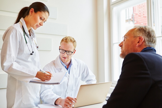 Sind sechs Wochen vorüber und der Mitarbeiter erweist sich immer noch als arbeitsunfähig, muss der Arbeitgeber der Krankenkasse den regulären Lohnfortzahlungsbetrag der Krankenkasse mitteilen.