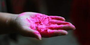 Die Krankheitsbilder von Opfern des Nebels in der Galvanik sind nicht ganz so schön anzusehen wie dieser Farbpuder auf der Hand dieser indischen Tempeltänzerin. (#1)