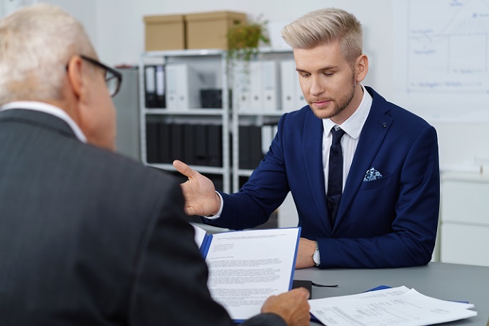 Ein neuer Mitarbeiter soll vor allem eines: ins Unternehmen passen. Um den Charakter eines Bewerbers am besten beurteilen zu können, sollte man sich im Vorstellungsgespräch vor allem über seine Stärken, Schwächen und Fähigkeiten, Motivationen untersuchen. (#01)