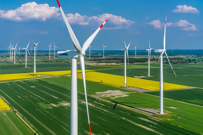 Im Zuge der ständig verbesserten Infrastruktur von Ökostrom-Anlagen ist die umweltschonende Energiegewinnung besonders nachhaltig. Wenn sich immer mehr Unternehmen für Ökostrom entscheiden, so lässt sich das Risiko, das mit der Nutzung anderer Energiequellen einhergeht, reduzieren. Gleichzeitig dient der Ökostrom dem Umweltschutz. (#03)