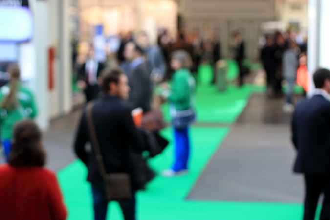 Viele Messebesucher greifen nicht mehr nur zum Plan oder zur Übersicht aus Papier, sondern laden Infos bereits vorab auf das Smartphone oder das Tablet. Gleichermaßen zeigen sich auf der Messe selbst immer mehr QR-Codes zum Scannen, die zu weiterführenden Informationen führen. (#03)