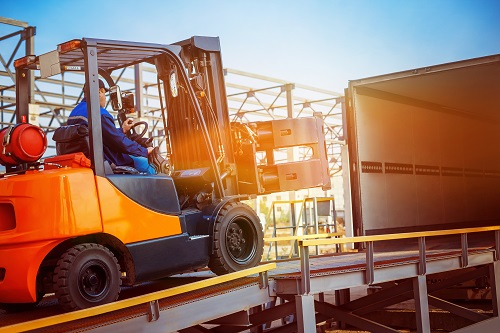 Elektro-Hochhubwagen sind mit Gabelstaplern zu vergleichen. Im Unterschied zu Gabelstaplern können sie allerdings nicht für das Be- und Entladen von LKW benutzt werden. (#04)