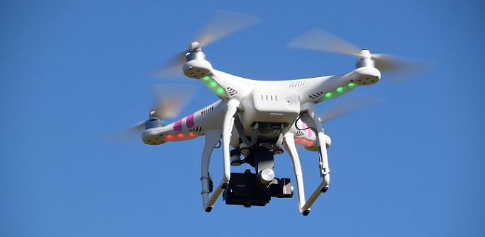 Multikopter sind fliegende Spielzeuge, Transport- und Überwachungsdrohnen oder auch professionelle Kameradrohnen. Sie haben eines gemein, sie profitieren von einem Elektromotor. (#03)