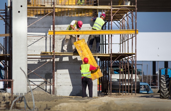 Baugerüste gehören auf Baustellen und passen sich in Stabilität und Sicherheit durch verschiedene Ausführungen den örtlichen Gegebenheiten perfekt an. (#03)