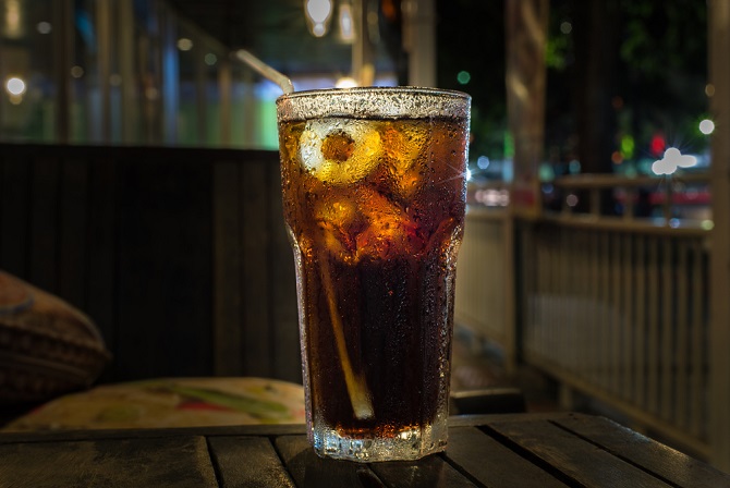 Ab 2014 konnten Liebhaber zuckerhaltiger Koffeingetränke mit ihren Freunden anstoßen – und zwar im wahrsten Sinne des Wortes. Unter dem Motto „Trink ´ne Coke mit deinen Freunden“ verkaufte Coca Cola personalisierte Getränkeflaschen und -dosen, auf denen Vornamen aufgedruckt waren. Diese konnten Kunden ihren Freunden schenken. Während der Fußball-Weltmeisterschaft 2016 konnte man auch mit den Nationalspielern eine Coke genießen. Darüber hinaus konnten Brause-Feinschmecker online ihre eigenen Dosen gestalten. (#04)