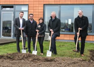 Im Bild die Bauherren Thorsten Wanner, Dr. Theodor Wanner und Rosemarie Wanner mit Gottenheims Bürgermeister Christian Riesterer und dem Architekten Herrn Andreas Wiskandt