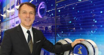 Ziehl-Abegg: Produkte mit einheitlichem Bedienkonzept Vorstandsvorsitzender Peter Fenkl erklärt die Vorteile des ZAcode auf der Chillventa in Nürnberg: Bei allen Produkten von Ziehl-Abegg, ob Regelgerät oder Motor, ist die Installations- und Bedienlogik identisch.