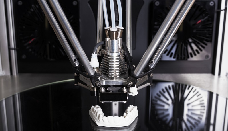 Die FDM Technik wird von 3D Printern verwendet, die in der Anschaffung unterhalb der Grenze von 4000 € liegen. Der Preis ist deshalb so niedrig, da die erforderliche Mechanik und Elektronik sehr einfach gehalten sind.(#06)