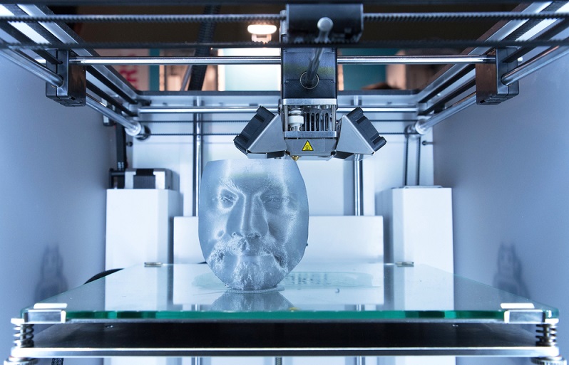 Mithilfe des Fused Deposition Modeling – kurz FDM - ist es möglich, Materialien zu verarbeiten, die typischerweise bei Hitze formbar und weich werden, wie beispielsweise thermoplastische Kunststoffe, Schokolade und Modellierwachs. (#01)