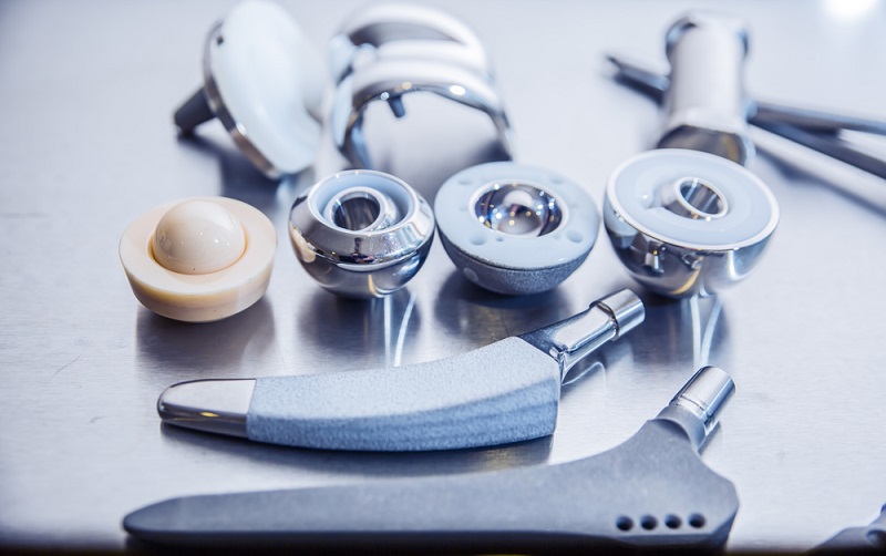Kommt es zu einem oder mehreren Fällen mit fehlerhaften Medizinprodukten, dann liegt die Beweislast erst einmal beim Patienten. Wenn dieser jedoch nachweisen kann, dass die Fehler durch den Hersteller verursacht wurden, beginnt der Kampf um das Schmerzensgeld. Wie ein Bericht des Versicherungsboten zeigt, sind viele der Hersteller in Deutschland nicht ausreichend versichert. Normalerweise würde in diesem Fall die Haftpflichtversicherung greifen. (#02)