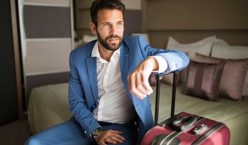 Das Bild ist bekannt: Elegant gekleidete Frauen und Männer in Anzügen haben immer einen schwarzen Rollkoffer dabei. Wer öfter auf Geschäftsreise fährt, der hat sich vermutlich noch nie Gedanken darüber gemacht, einen anderen Koffer, als das schwarze oder graue Modell, zu wählen. (#01)