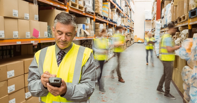Die digitalen und mobilen Datenerfassungsgeräte sorgen für eine gute Kontrolle der Abläufe: Sie verhindern Fehler und reduzieren den Arbeitsaufwand. In einem Lager kommen diese Mobilgeräte unter anderem bei der Warenkommissionierung und der Standortbestimmung zum Einsatz. (#03)