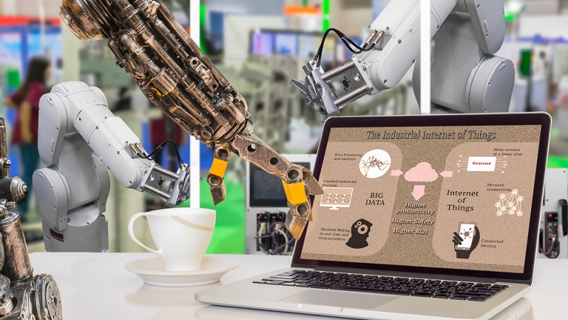 In der Industrie werden auf diese Weise vorausschauende Wartungen vorgenommen. Unter dem Stichwort Predictive Maintenance werden Sensoren eingesetzt, die automatisiert Informationen hinsichtlich vorher festgelegter Indikatoren wie Leistung oder Temperatur einer Anlage übermitteln und damit rechtzeitig beim Service Wartungsarbeiten initiieren, bevor ein Reparaturfall eintritt und eine Maschine durch ungeplanten Ausfall hohe Kosten verursacht. (#03)