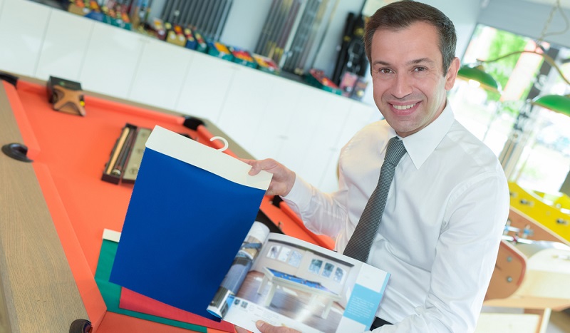 Oftmals werden Prozesse und Distribution bei den alteingesessenen Mittelständlern noch durch althergebrachte Systeme abgewickelt werden: Vertreter, die von Kunde zu Kunde fahren und einen 300-seitigen Print-Bestellkatalog mitbringen, sind meist noch gängige Praxis der Vertriebler. (#02)