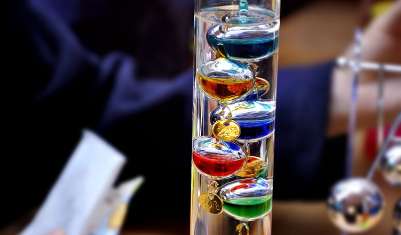 So gibt es gerade bei der Temperaturmessung auch heute noch Thermometer, die es bereits in früheren Zeiten gab und die auch heute noch in Gebrauch sind. Zum Teil deshalb weil sie einen dekorativen Wert haben. Man denke hier an das Galileo-Thermometer.(#02)