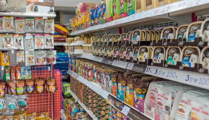 Die Hundefutterindustrie ist bis zu einem gewissen Grad verpflichtet aufzuschlüsseln, was in dem Futter enthalten ist. Ein Blick auf die Inhaltsstoffe kann Haltern also schon einmal Aufschluss darüber geben, mit was sie es hier zu tun haben. (#04)