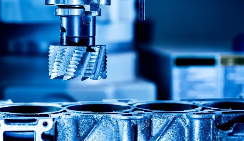 Im industriellen Bereich stellen CNC-Maschinen eine Möglichkeit zur Verkürzung der Rüstzeiten dar: Sie beinhalten bereits viele verschiedene Werkzeuge und ermöglichen damit die Bearbeitung unterschiedlicher Werkstücke. (#03)