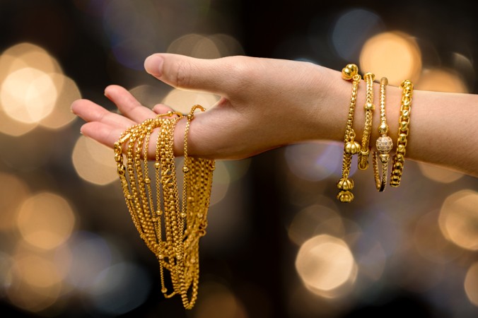 Ganz egal, wie Sie in Gold investieren, ob in Münzen, Barren oder ob Sie eventuell eine Menge an Goldschmuck zu Hause haben - in jedem Fall sollte dies über Ihre Hausratversicherung abgesichert sein - hier gilt es das vorab zu überprüfen! (#5)