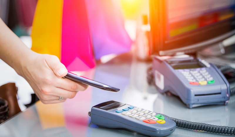 Zu diesem Zweck benutzt ein RFID-System winzige Transponder und vernetzte Lesegeräte. Die erfassten Daten werden im Internet zu den anderen beteiligten Kommunikationspartnern gesendet.(#02)