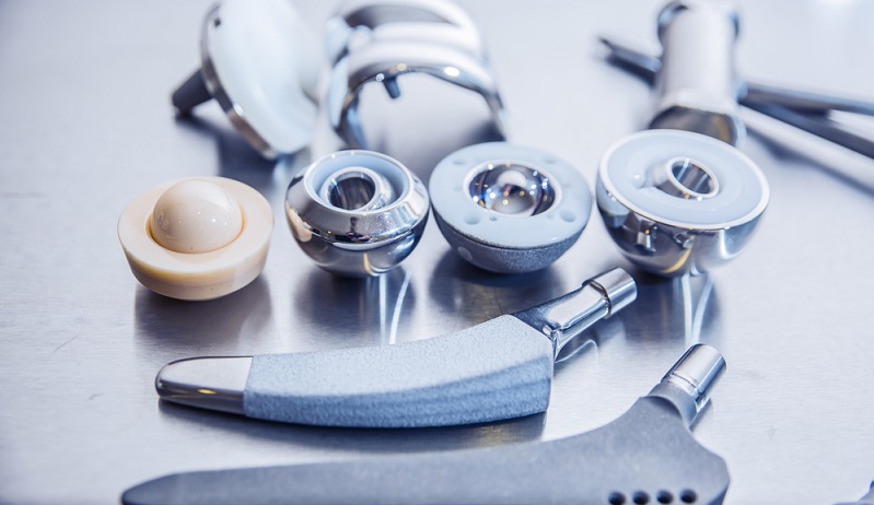 Kommt es zu einem oder mehreren Fällen mit fehlerhaften Medizinprodukten, dann liegt die Beweislast erst einmal beim Patienten. Wenn dieser jedoch nachweisen kann, dass die Fehler durch den Hersteller verursacht wurden, beginnt der Kampf um das Schmerzensgeld. Wie ein Bericht des Versicherungsboten zeigt, sind viele der Hersteller in Deutschland nicht ausreichend versichert. Normalerweise würde in diesem Fall die Haftpflichtversicherung greifen. (#02)
