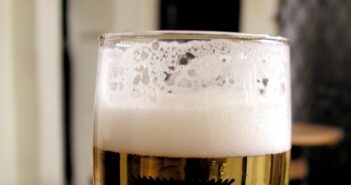 Shitstorm trifft Münchner Hofbräukeller: Wirt Ricky Steinberg setzt Studenten vor die Tür Der Shitstorm gegen den Wirt Ricky Steinberg im Münchner Hofbräukeller versetzt die ganze Welt in Aufruhr, besonders die bayerische.