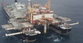 Die „Pioneering Spirit“ hebt bis zu 48 000 Tonnen schwere Offshore-Plattformen von ihren Stützen.