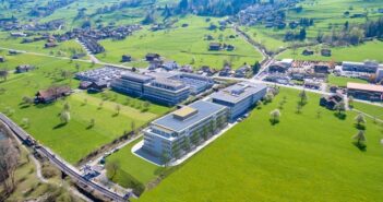 Maxon motor: Schweizer Antriebsspezialist erweitert Hauptsitz So wird der Hauptsitz von maxon in Sachseln ab Sommer 2018 aussehen. Vorne am See das neue Innovation Center.