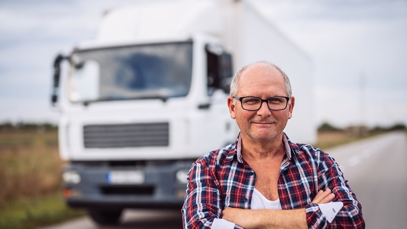 Autofahrer wissen natürlich, dass sie eine Haftpflichtversicherung benötigen, um mit ihrem Kfz auf den Straßen unterwegs zu sein. Doch auch für Lkw-Fahrer sieht das nicht anders aus, wobei die Versicherung nicht der Fahrer trägt, sondern die Spedition. (#01)
