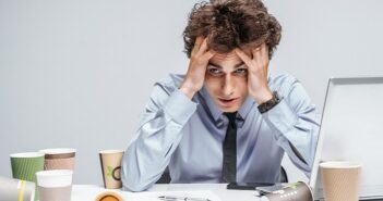 Insolvenz: nach 3 Monaten gekündigt? Diese Kündigungsfristen gelten wirklich! Insolvenz: nach 3 Monaten gekündigt? Diese Kündigungsfristen gelten wirklich! (Foto: Shutterstock / RomarioIen)