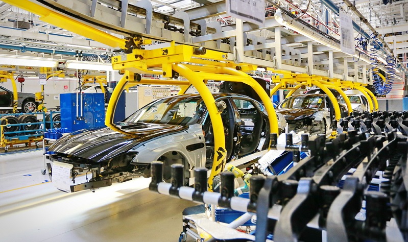 Planen Sie den Hallenbau, müssen Sie bestimmten Besonderheiten berücksichtigen. Eine Produktionshalle ist anders aufgebaut und stellt ganz andere Anforderungen als beispielsweise ein Büro- und Verwaltungsgebäude. (#01)