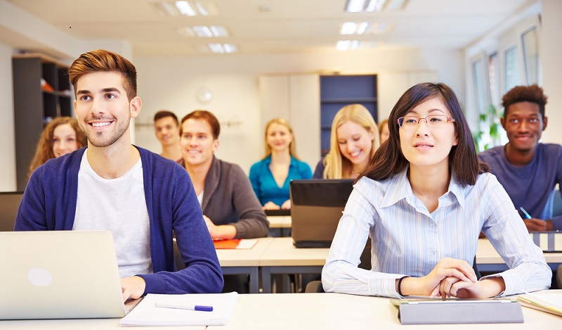 Die E-Commerce-Ausbildung folgt dem klassischen Ausbildungssystem. Eine unverkürzte Ausbildung nimmt drei Jahre in Anspruch. (#02)