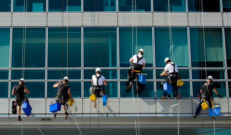 Die Reinigungsbranche: In der Schweiz arbeiten etwa 62.000 Personen bei Reinigungsunternehmen. (#02)