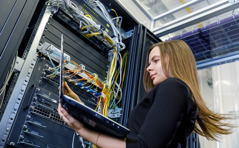 Die Netzwerkfestplatte des NAS Servers verfügt über einen Netzanschluss sowie einen eigenen Prozessor und ein Betriebssystem. (#02)