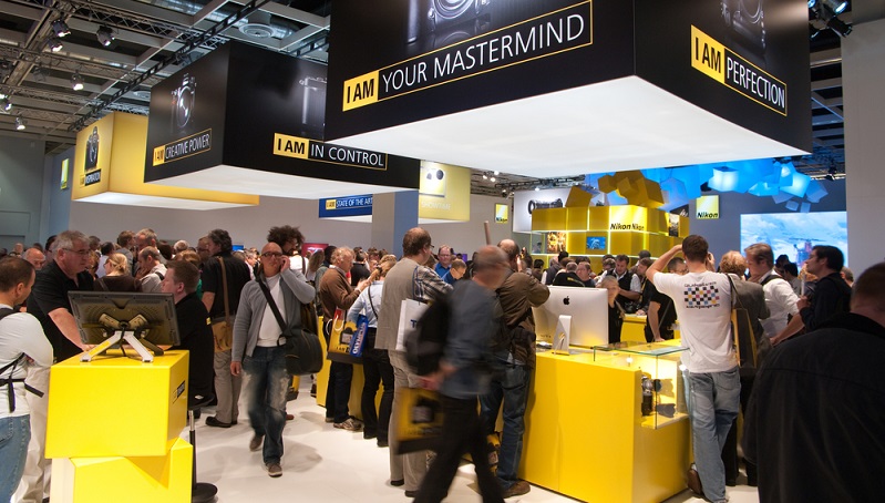 Die Messe ist der Ort, an dem sich gleich mehrere Zielgruppen treffen. Die Unternehmen präsentieren sich einem großen Publikum, man trifft potenzielle Kundschaft und geht eventuell neue Kooperationen ein. (#02)