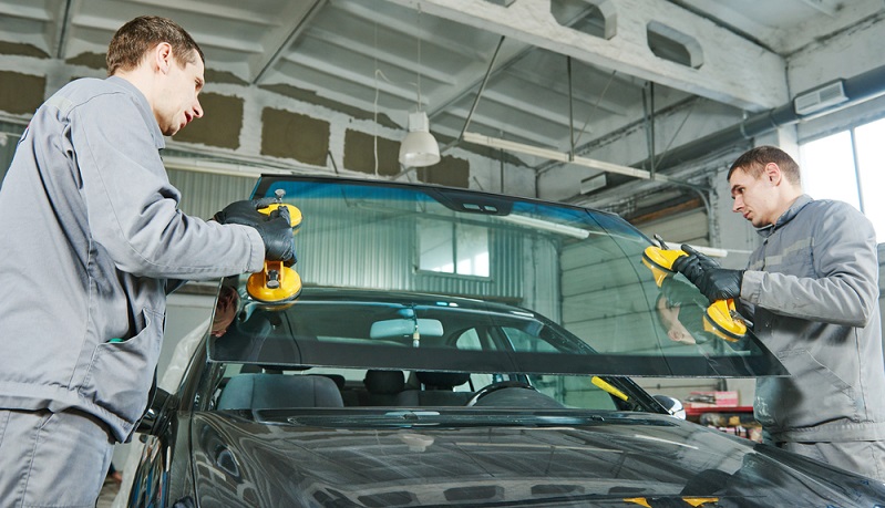 In der Automobilbranche wird das eingesetzte Flachglas so beschichtet, dass es auftretende Lichtblendungen von anderen Autofahrer oder anderen Störfaktoren im Rückspiegel in der Stärke verringern kann. (#04)