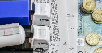 Digitaler Tachograph: Kontrollgerät für Lkw und Busse Digitaler Tachograph: Kontrollgerät für Lkw und Busse