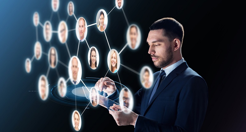 Es gibt kaum eine Branche, die nicht in mindestens einem Bereich unter einem Fachkräftemangel leidet. Daher greifen immer mehr Firmen auf das sogenannte Headhunting zurück. (#02)