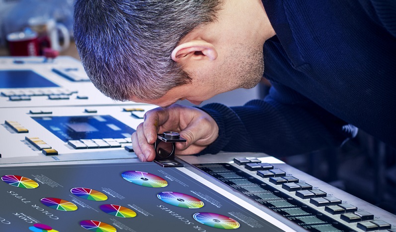 Die neueste Technik macht es möglich, dass es mit dem Digitaldruck ein Verfahren gibt, wo Schablonen oder Druckformen unnötig sind. Stattdessen wird das Druckbild zunächst im Computer visualisiert und anschließend an die Druckmaschine übertragen. (#04)