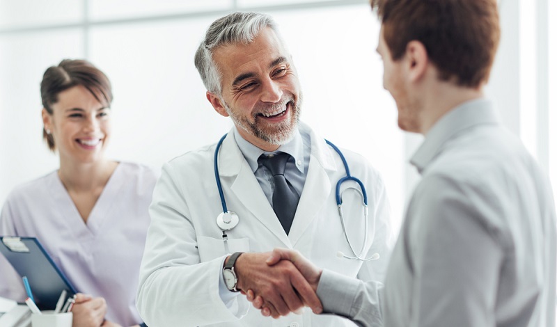 Eine medizinische Fachangestellte (MFA) unterstützt den Arzt bei seiner täglichen Arbeit mit den Patienten. (#1)